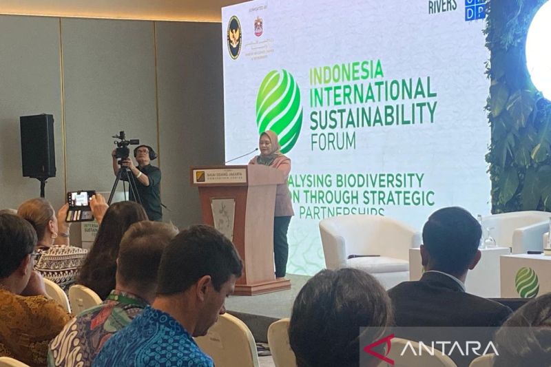 Deputi Bidang Koordinasi Pengelolaan Lingkungan dan Kehutanan Kemenko Marves Nani Hendiarti ketika membuka sesi diskusi tematik di International Sustainability Forum (ISF) 2024 di Jakarta, Jumat (6/9/2024) (ANTARA/Prisca Triferna)