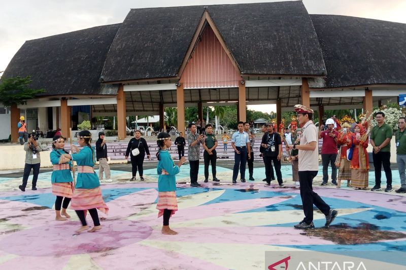 Menteri Pariwisata dan Ekonomi Kreatif Republik Indonesia, Sandiaga Salahuddin Uno ikuti menari di kawasan Pendopo Pantai Tanjung Kelayang dalam rangkaian kunjungannya ke Desa Wisata Keciput, (ANTARA/Kasmono/Apriliansyah)