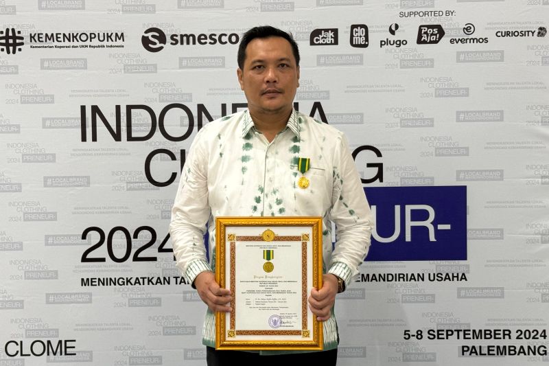 Wali Kota Banjarbaru Raih Penghargaan Jasa Bakti Koperasi 2024