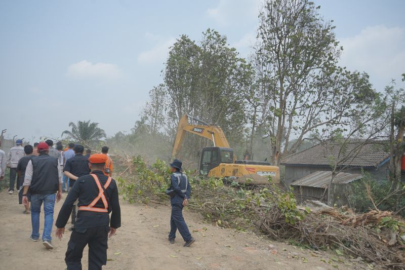 Penertiban yang dilakukan oleh KAI Divre III Palembang di wilayah Merapi Kabupaten Lahat, Sumsel, Kamis, (5/9/2024). ANTARA/HO/KAI Palembang