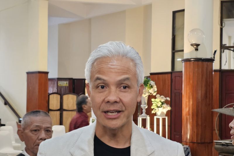 Ketua Bidang Pemerintahan dan Otonomi Daerah Dewan Pimpinan Pusat PDI Perjuangan Ganjar Pranowo memberikan keterangan di Universitas Brawijaya, Kota Malang, Jawa Timur, Jumat (6/9/2024). (ANTARA/Ananto Pradana)