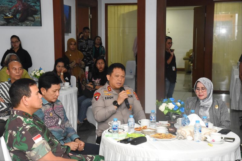 Kapolda Maluku Irjen Pol Eddy Sumitro Tambunan (dua kanan), di Ambon, Jumat (6/9/2024). ANTARA/Winda Herman