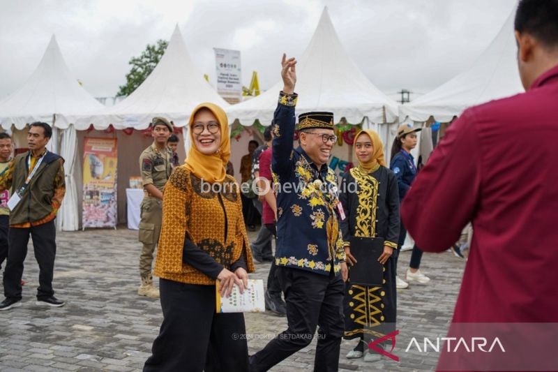 Pj Bupati Penajam Paser Utara, Kalimantan Timur Makmur Marbun bersama Deputi Bidang Koordinasi Peningkatan Anak, Perempuan dan Pemuda Kemenko PMK Woro Srihastuti Sulistyaningrum saat berada di lokasi Festival Harmoni Budaya Nusantara di Taman Penyembolun Kecamatan Penajam, Jumat (6/9/2024 (ANTARA/HO-dokumen Humas Sekretariat Daerah Pemerintah Kabupaten Penajam Paser Utara)