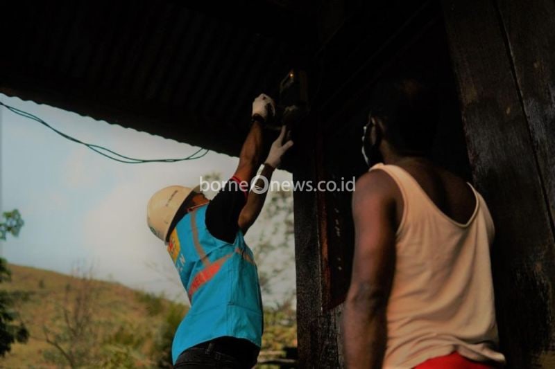 Petugas PLN saat melakukan pemasangan instalasi listrik pada salah satu rumah warga di Tanah Papua (ANTARA/HO- PLN Papua)