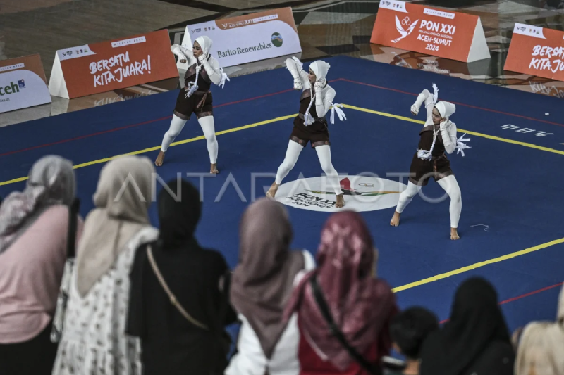 Tim muaythai aerobic putri Aceh Elva Wanda (kiri), Ade Masyita (tengah), dan Ersa Nabila Husniyah (kanan) beraksi pada babak final muaythai nomor muay aerobic putri PON XXI Aceh-Sumut 2024 di Gedung Balai Meuseuraya Aceh, Banda Aceh, Aceh, Jumat (6/9/2024). (ANTARA FOTO/Aprillio Akbar/nym)