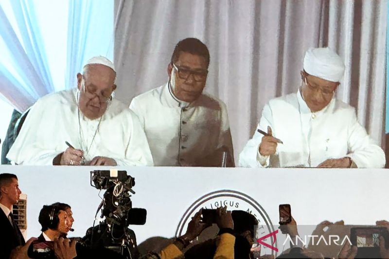 Paus Fransiskus (kiri) dan Imam Besar Masjid Istiqlal Nasaruddin Umar menandatangani Deklarasi Bersama Istiqlal 2024: "Meneguhkan Kerukunan Umat Beragama untuk Kemanusiaan" di Jakarta, Kamis (5/9/2024). ANTARA/Cindy Frishanti/aa.
