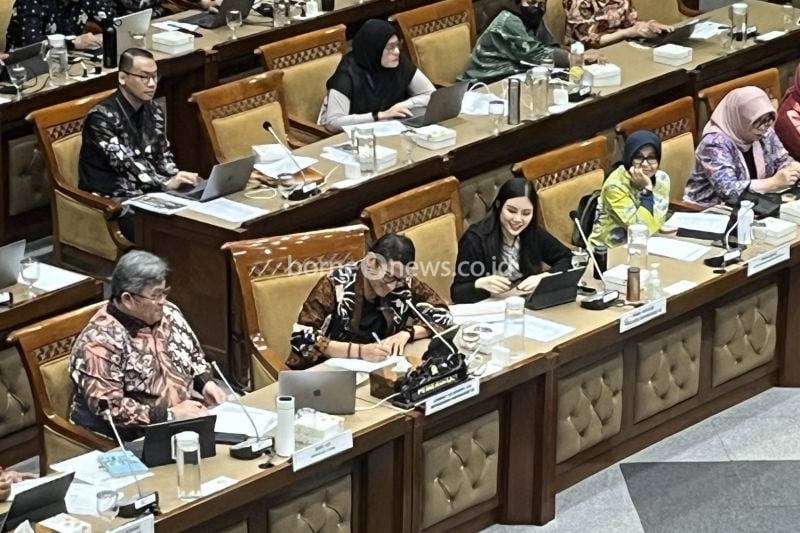 Wakil Menteri Pariwisata dan Ekonomi Kreatif (Wamenparekraf) Angela Tanoesoedibjo (baju hitam paling depan) dalam Rapat Kerja bersama Komisi X DPR RI, di Gedung DPR, Jakarta, Jumat (6/9/2024). ANTARA/M. Baqir Idrus Alatas