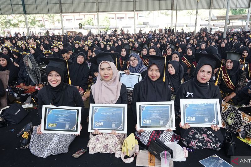 Bupati Banyuwangi Ipuk Fiestiandani saat mewisuda lulusan Program Sobat angkatan pertama, di GOR Tawangalun, Banyuwangi, Jatim. ANTARA/HO-Humas Pemkab Banyuwangi