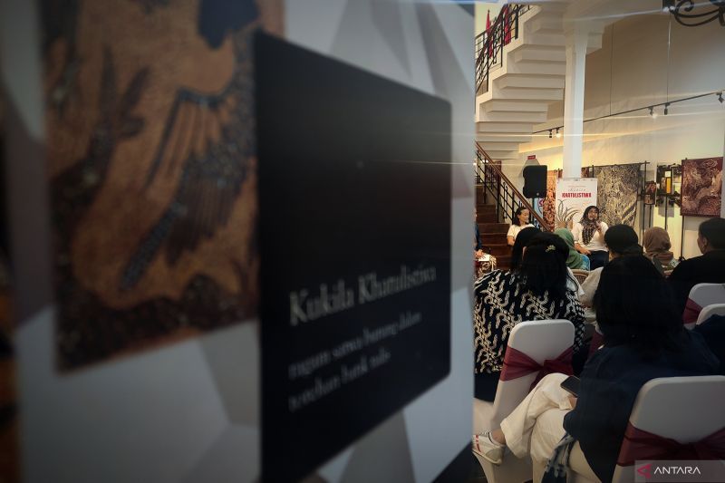 Direktur Keuangan dan Manajemen Risiko Perum LKBN ANTARA, Nina Kurnia Dewi menjadi pembicara dalam kegiatan temu wicara Merdeka Berkarya - Pameran Batik "Kukila Khatulistiwa" di Gedung Antara Heritage Center, Pasar Baru, Jakarta, Jumat (6/9/2024) (ANTARA/M Riezko Bima Elko Prasetyo)
