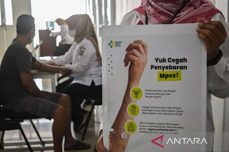 Ilustrasi - Petugas kesehatan menyosialisasikan penyakit cacar monyet (Mpox) kepada masyarakat di Puskesmas Kedaung, Tangerang Selatan, Banten. ANTARA FOTO/Sulthony Hasanuddin