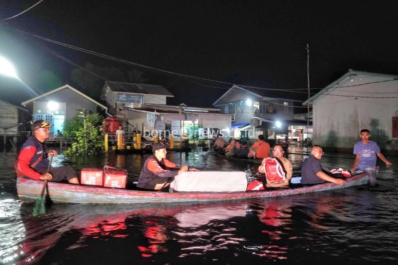 Menteri Sosial (Mensos) RI Tri Rismaharini mengerahkan jajarannya untuk menyalurkan bantuan bagi korban banjir di Kecamatan Jangkang, Kabupaten Sanggau, Provinsi Kalimantan Barat pada Jumat (6/9/2024). (ANTARA/HO-Biro Humas Kemensos)
