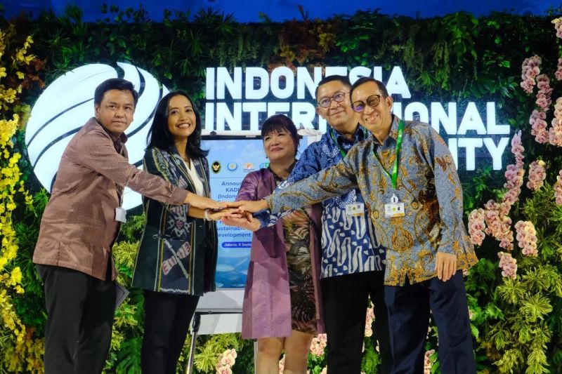 Senior Vice President & Executive Chair Konservasi Indonesia Meizani Irmadhiany (kedua kiri) Wakil Ketua Koordinator Bidang Kemaritiman, Investasi, dan Luar Negeri Kadin Indonesia Shinta Kamdani (tengah), dan Deputi Bidang Koordinasi Sumber Daya Maritim Kemenko Marves Firman Hidayat (kiri) dalam acara Indonesia International Sustainability Forum 2024 di Jakarta, Jumat (6/9/2024). (ANTARA/HO-Konservasi Indonesia)
