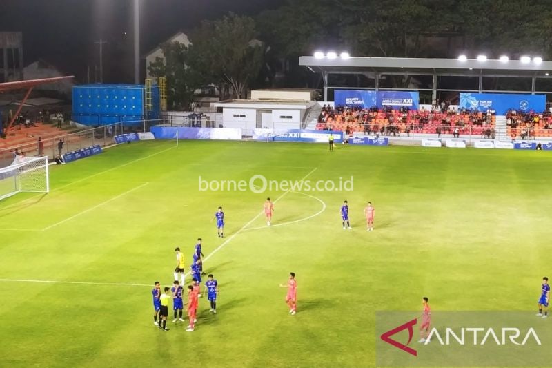 Wasit sedang menenangkan pemain Sulbar dan Sulteng dalam pertandingan cabang sepakbola putra PON XXI Aceh-Sumut 2024 di Stadion H Dimurthala Banda Aceh, Jumat malam (6/9/2024) (ANTARA/Rahmat Fajri)