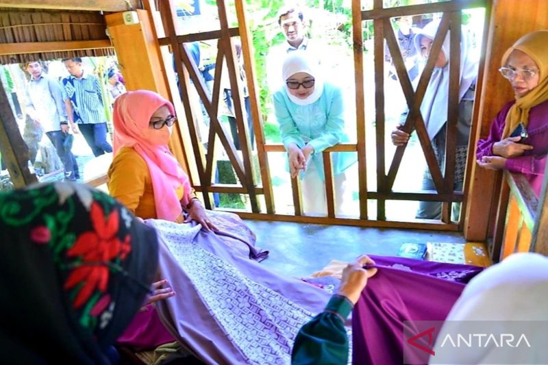 Ketua Dekranasda Provinsi Gorontalo Djoewiati Kentjana Soebrata saat mengunjungi kelompok perajin karawo Nirwana di Desa Bubohu, Kabupaten Gorontalo. (ANTARA/HO-Diskominfotik Provinsi Gorontalo)