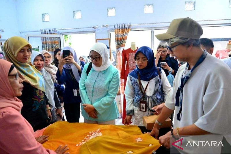 Ketua Dekranasda Provinsi Gorontalo Djoewiati Kentjana Soebrata bersama Desainer Wastra Nasional Didiet Maulana saat melakukan survei di Sumber Usaha Karawo, Kabupaten Gorontalo. (ANTARA/HO-Diskominfotik Provinsi Gorontalo)