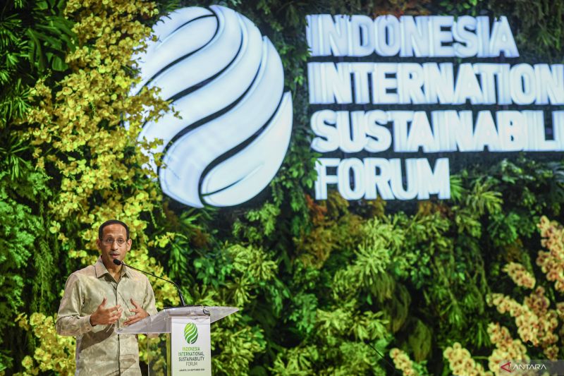 Mendikbudristek Nadiem Makarim memberikan paparannya pada hari kedua Indonesia International Sustainability Forum (ISF) 2024 di Jakarta Convention Center (JCC) Senayan, Jakarta, Jumat (6/9/2024). ANTARA FOTO/Muhammad Adimaja/foc.