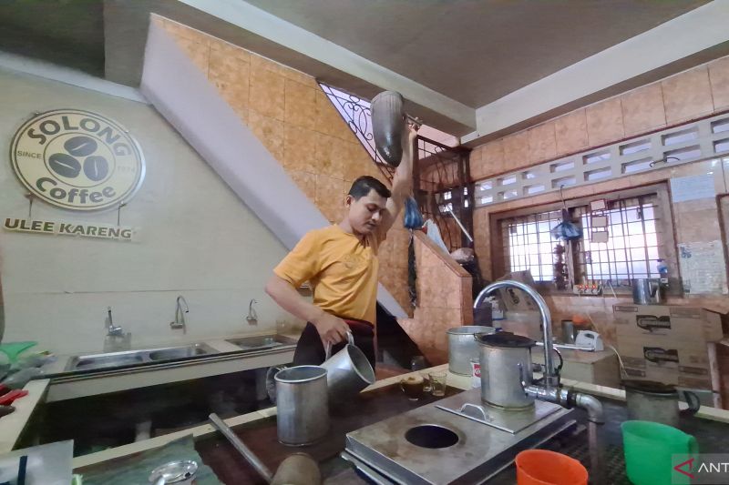 Barista kedai kopi Solong yang terletak di Jalan Iskandar, Ulee Kareng, Banda Aceh, sedang mempersiapkan kopi untuk pelanggan, Jumat (06/07/2024). (ANTARA/FAJAR SATRIYO)