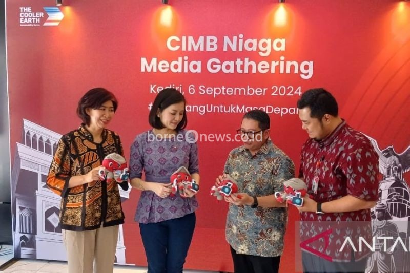 Head of Region Jawa Timur CIMB Niaga Rhena Octaria (kedua kiri) bersama Corporate Communications Head CIMB Niaga Hery Kurniawan (kedua kanan), Branch Area Head Jawa Timur Region Area VI CIMB Niaga Eliyawati Jinawan (kiri) dan Branch Manager KCP Kediri CIMB Niaga Alif Putra (kanan) di Kediri, Jumat (6/9/2024). ANTARA/ Asmaul