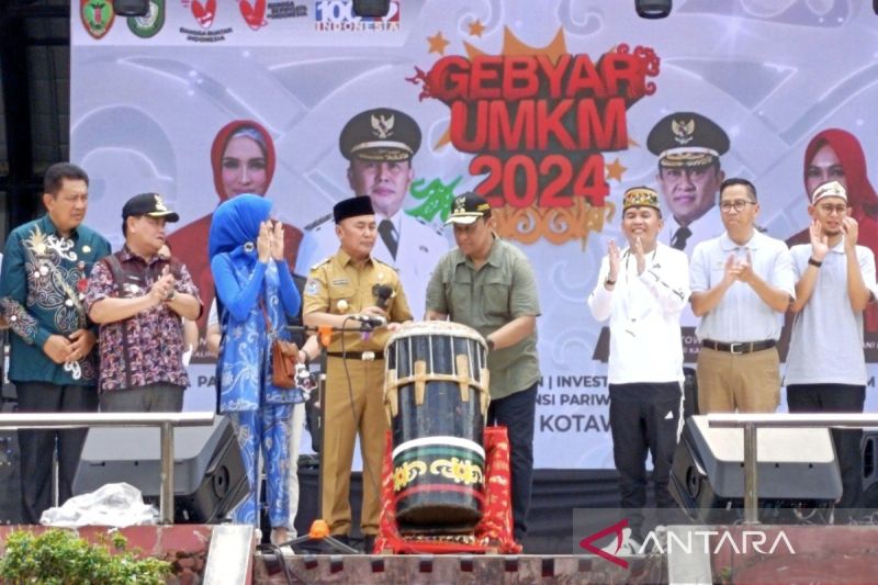 Gubernur Kalteng Sugianto Sabran dan jajaran pejabat daerah membuka Gebyar UMKM wilayah barat di Kota Sampit, Jumat (6/4/2024). ANTARA/Devita Maulina