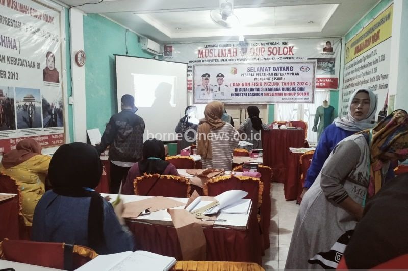 Dinas Perdagangan, Koperasi, dan Usaha Kecil Menengah (DPKUKM) Kota Solok, Sumbar saat memberikan pelatihan menjahit untuk meningkatkan keterampilan dan kemandirian masyarakat setempat. ANTARA/HO-Diskominfo Solok.