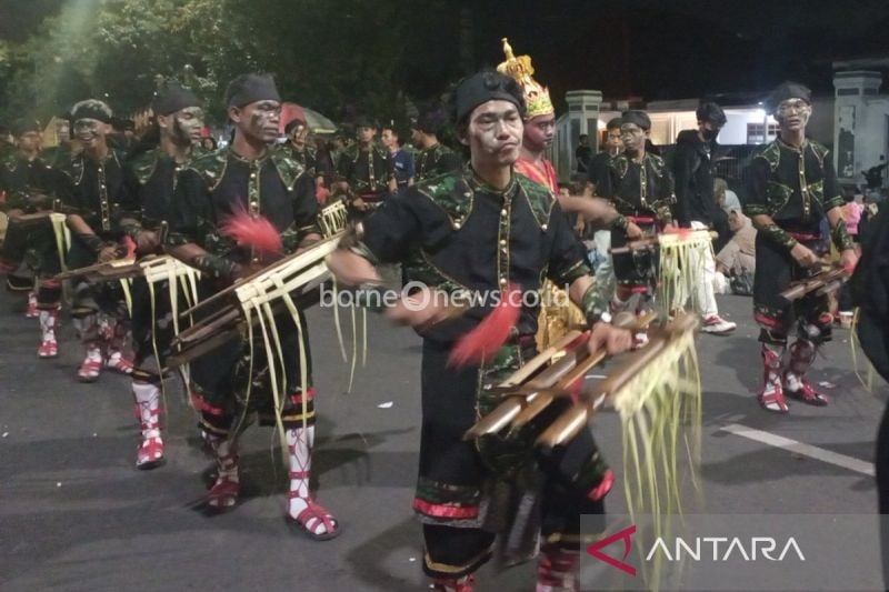 Salah satu grup kentongan yang mengikuti Festival Kentongan Banyumas 2024 menyusuri Jalan Jenderal Soedirman, Purwokerto, menuju Pasar Wage, Purwokerto, Kabupaten Banyumas, Jawa Tengah, jumat (6/9/2024) malam. ANTARA/Sumarwoto