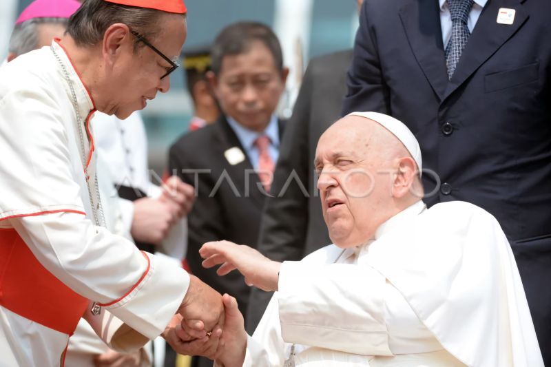 Pemimpin Takhta Suci Vatikan Paus Fransiskus (kanan) berjabat tangan dengan Uskup Agung Jakarta Kardinal Ignatius Suharyo (kiri) sebelum meninggalkan Indonesia di Bandara Internasional Soekarno Hatta, Tangerang, Banten, Jumat (6/9/2024). (ANTARA FOTO/Muhammad Iqbal/nym.)