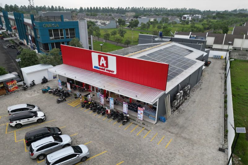 PLTS Alfamidi Super Suvarna Sutera Tangerang yang terbangun tahun 2023 dengan nilai investasi Rp1,1 miliar mampu mereduksi 48,25 ton CO2 dan menghemat pembayaran listrik 41,55 persen per bulannya. ANTARA/HO-Alfamidi