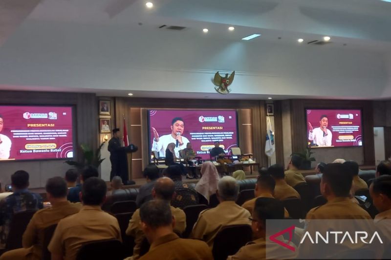 Ketua Bawaslu Kepulauan Babel EM Osykar saat rakor antisipasi pelanggaran Pilkada 2024 (ANTARA/Aprionis)