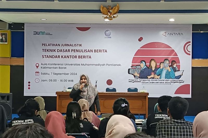 Sekretaris Redaksi Perum LKBN Antara Sella Panduarsa Gareta menyampaikan materi Teknik Dasar penulisan Berita standar Kantor Berita kepada kepada anggota LPM se-Kalbar yang dilaksanakan di Universitas Muhammadiyah Pontianak, Sabtu (ANTARA/Rendra Oxtora)