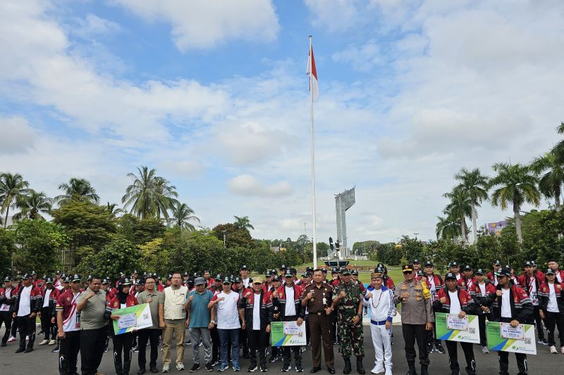 Gubernur Kalteng Sugianto Sabran saat melepas Kontingen PON 2024 di Palangka Raya. (ANTARA/HO-BPJS Ketenagakerjaan Palangka Raya)