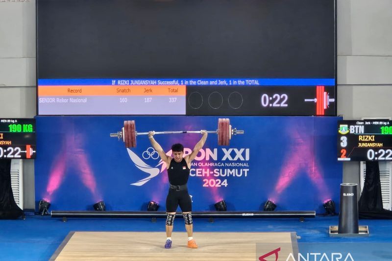 Lifter Banten Rizki Juniansyah melakukan angkatan clean and jerk pada pertandingan cabang angkat besi kelas 89 kilogram PON Aceh-Sumatera Utara 2024 di GOR Seramoe, Banda Aceh, Sabtu (7/9/2024). (ANTARA/RAUF ADIPATI)