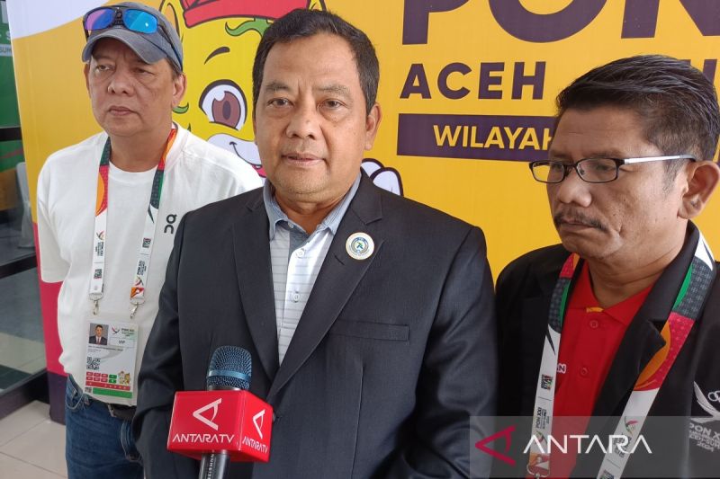 Ketua Umum Pengurus Besar Persatuan Boling Indonesia (PB PBI), Agus Muhammad Bahron, menjawab pertanyaan wartawan di GOR Hj Rayati Syafrin, Deli Serdang, Sumatera Utara, Sabtu (7/9/2024). ANTARA/Donny Aditra
