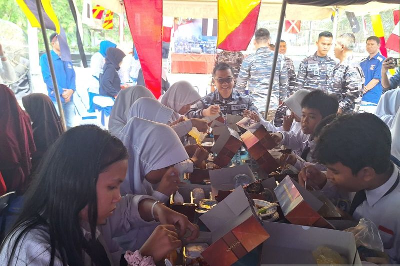 TNI AL Bagikan Makanan Bergizi untuk Cegah Stunting Anak-anak