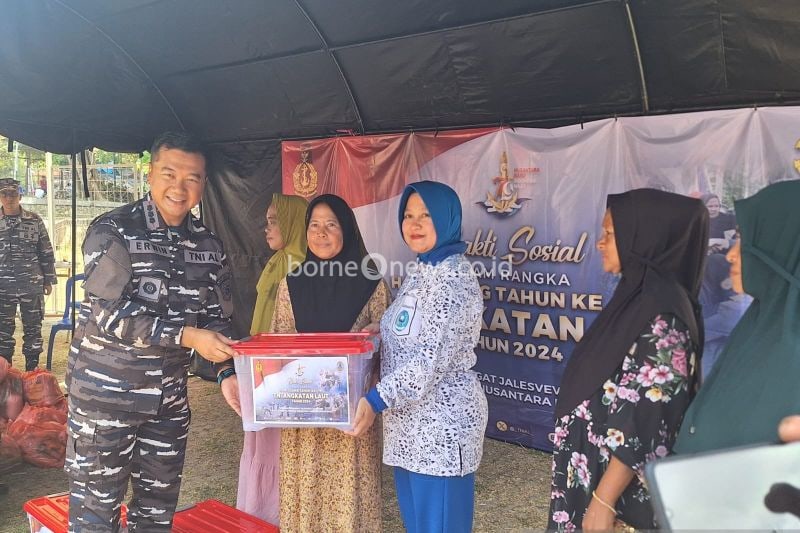 TNI AL Bagikan 250 Paket Sembako di Sungailiat untuk Masyarakat