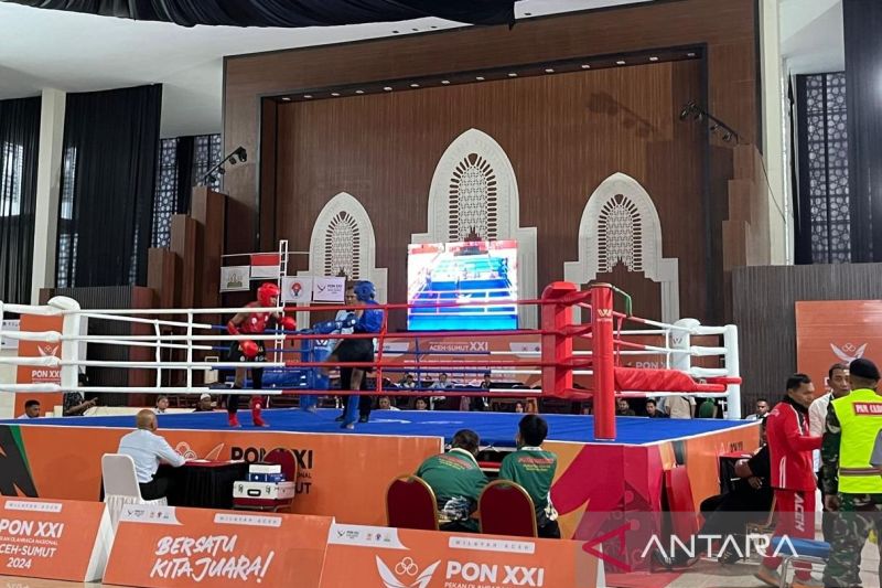 Atlet Muaythai Sulteng Hikmal bertanding melawan atlet asal Maluku, Moses Makarawe pada pertandingan cabor Muaythai dalam ajang PON XXI Aceh-Sumut 2024 di Banda Aceh, Aceh, Jumat (6/9/2024). (ANTARA/Nur Amalia Amir)