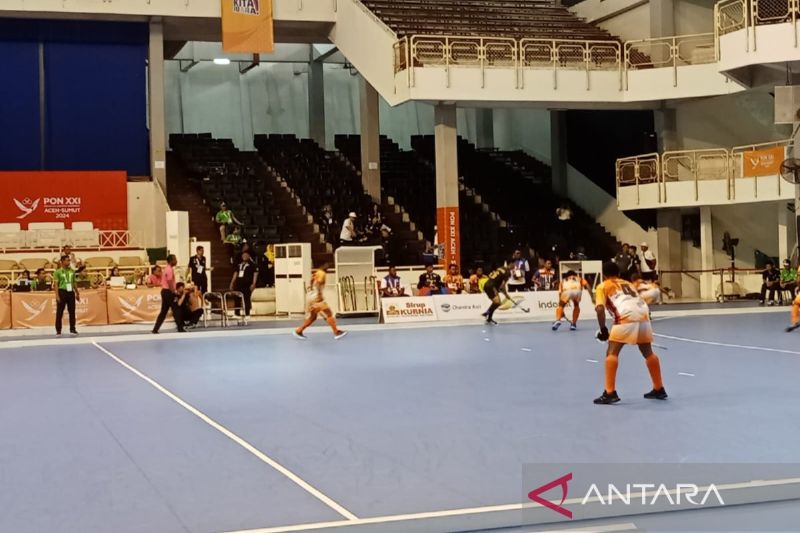 Tim hoki putra Jawa Barat memastikan melaju ke babak final setelah mengalahkan Papua 7-1 dalam laga penyisihan di Pekan Olahraga Nasional (PON) XXI Aceh-Sumut di Gedung Serba Guna Unimed, Kota Medan, Sabtu (ANTARA/Anggi Luthfi Panggabean)