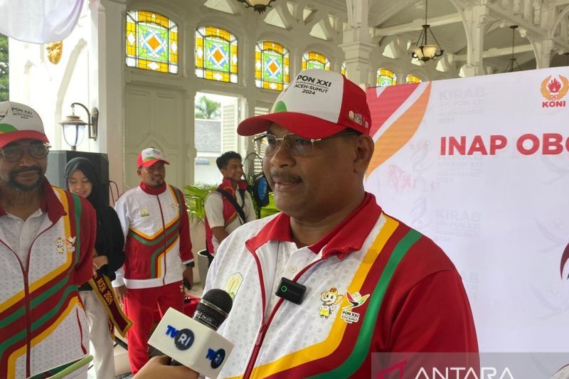 Pj. Gubernur Aceh Safrizal ZA memberikan keterangan pers usai kirab obor api PON XXI di Pendopo Gubernur, Banda Aceh, sabtu (7/9/2024). (ANTARA/Rizka Khaerunnisa)