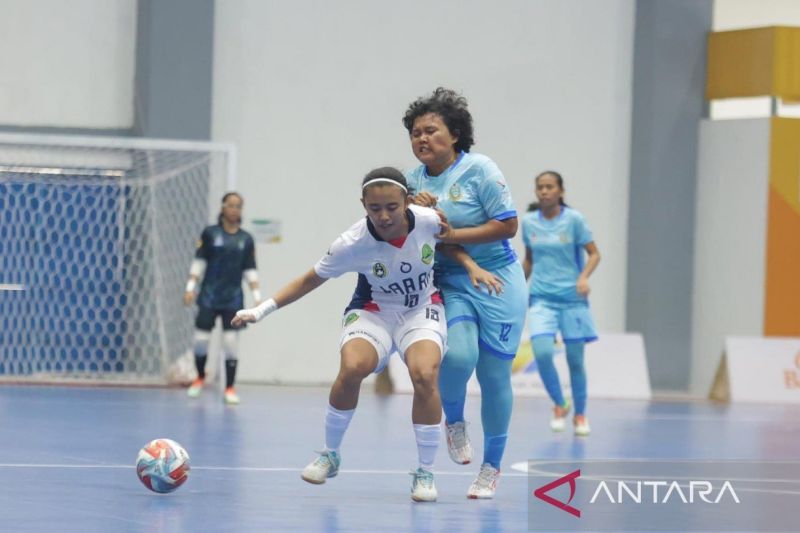 Laga antara tim futsal Jawa Barat (putih) melawan Sumatera Utara (biru) yang berkesudahan 8-0 untuk Jawa Barat (ANTARA/Juraidi)