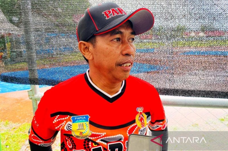Pelatih Kepala Sofbol Puteri Papua, Daniel Sasela. (ANTARA/Teuku Dedi Iskandar)