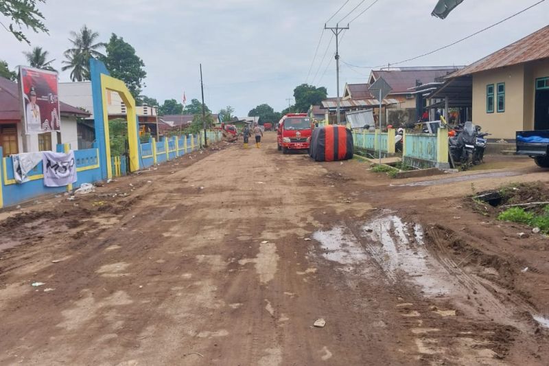 Akses jalan menghubungkan jalan lingkar Ternate sempat tertutup akibat banjir di Rua telah dibuka, Sabtu (7/9/2024). (ANTARA/Abdul Fatah)