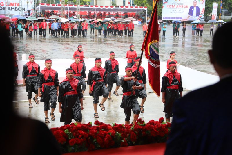 Para penari mengenakan baju adat Maluku, sambil membawa bendera tradisional lambang kota Ambon yang disebut "kapata", diserahkan kepada Penjabat Wali Kota Ambon, Dominggus N Kaya, saat upacara HUT ke 449 kota Ambon, Sabtu (7/9). ANTARA/ Penina F Mayaut.