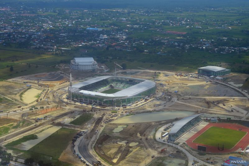 Foto udara progres pembangunan Stadion Utama Sumatera Utara yang digunakan untuk PON XXI Aceh-Sumut di Desa Sena, Kabupaten Deli Serdang, Sumatera Utara, Jumat (6/9/2024). ANTARA FOTO/Iggoy el Fitra/nym