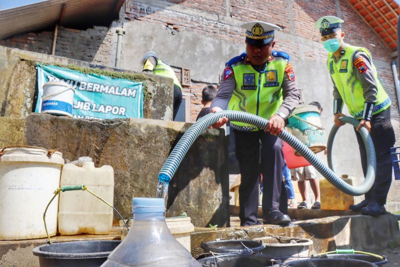 Polres Magelang Kota Salurkan 8.000 Liter Air Bersih untuk Warga