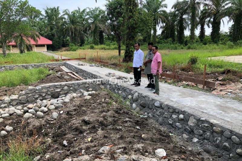 Kepala Dinas Pendidikan dan Kebudayaan Agam Taslim sedang meninjau pembangunan ruang kelas baru di SMPN 3 Tanjung Mutiara, Sabtu (7/9/2024). Antara/ HO-Diskominfo Agam.
???????