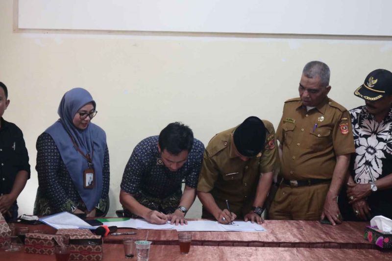Pemerintah Nagari Silungkang Palembayan Agam menandatangani perjanjian kerjasama pelayanan BPJS Online beberapa waktu lalu. Antara/Al Fatah.