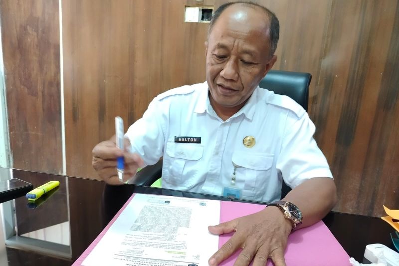 Kepala Dinas Kependudukan dan Pencatatan Sipil Agam Helton. (Antara/Yusrizal).