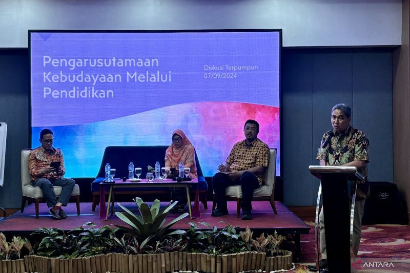 Direktur Jenderal Kebudayaan Kemendikbudristek Hilmar Farid saat memberikan keterangan di Kota Bandung, Jawa Barat, Sabtu (7/9/2024). (ANTARA/Rubby Jovan)