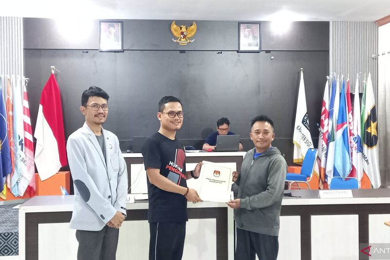 Plh Ketua Komisi Pemilihan Umum (KPU) Kabupaten Sigi Subri (tengah) saat menyerahkan hasil pemeriksaan kesehatan kepada salah satu Liaison Officer (LO) bapaslon bupati dan wakil bupati di Kabupaten Sigi, di Desa Maku, Kecamatan Dolo, Sabtu (7/9/2024). ANTARA/MOH SALAM