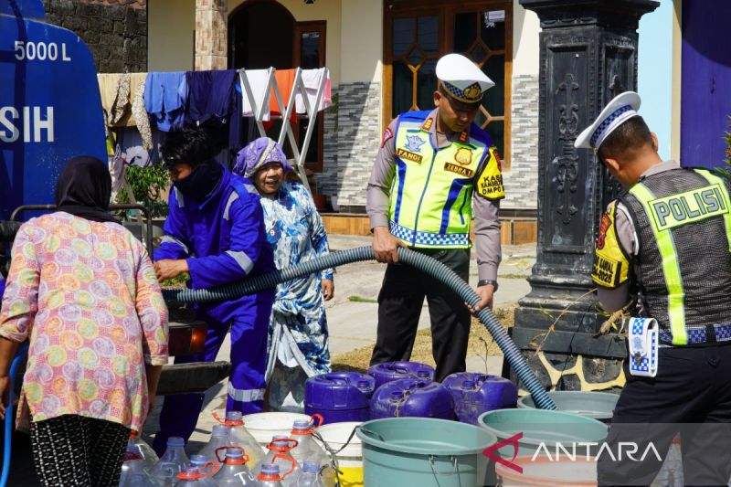 Satlantas Polres Temanggung baksti sosial pemberian air bersih di Dusun Jinggan, Desa Kalimanggis, Kaloran, Kabupaten Temanggung. ANTARA/Heru Suyitno