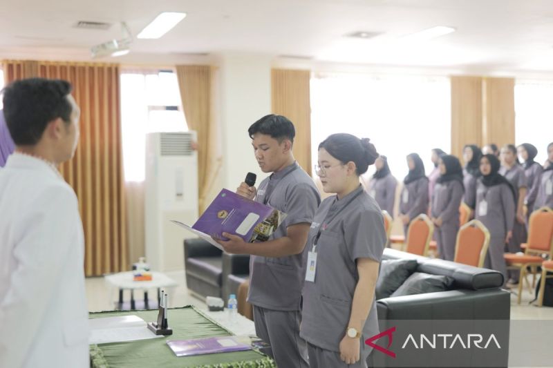 Peserta didik koas FKG ULM mengikuti pengambilan janji dokter gigi muda di Banjarmasin, Sabtu (7/9/2024). (ANTARA/Firman)